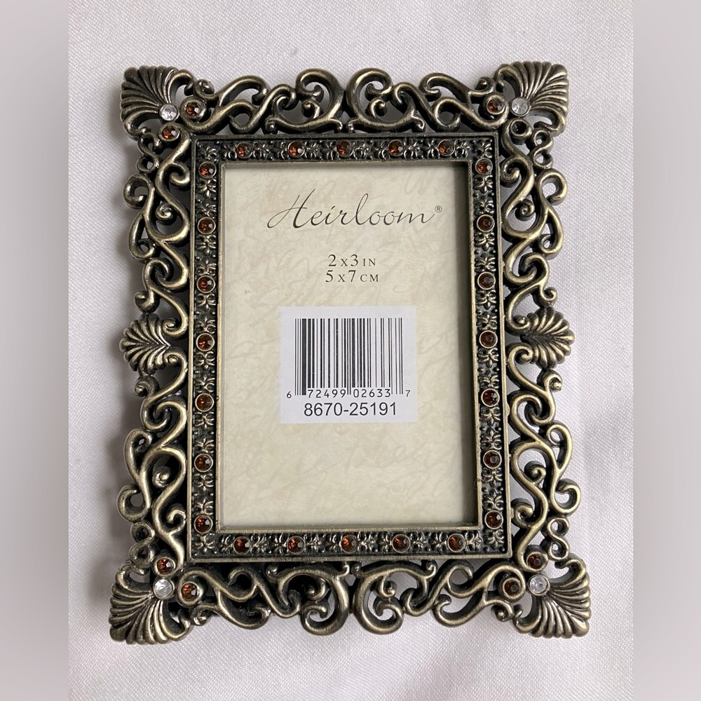 HEIRLOOM Scroll and Mini Faux Gem Detail
Photo Frame